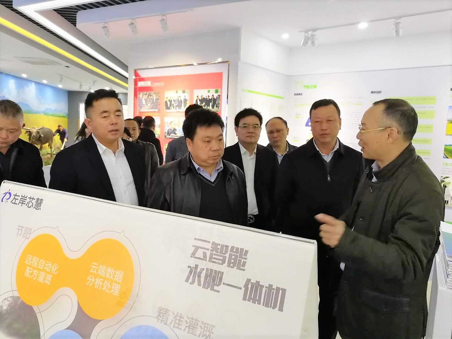 张总代表公司给江西省农业厅厅长做汇报 (2).jpg