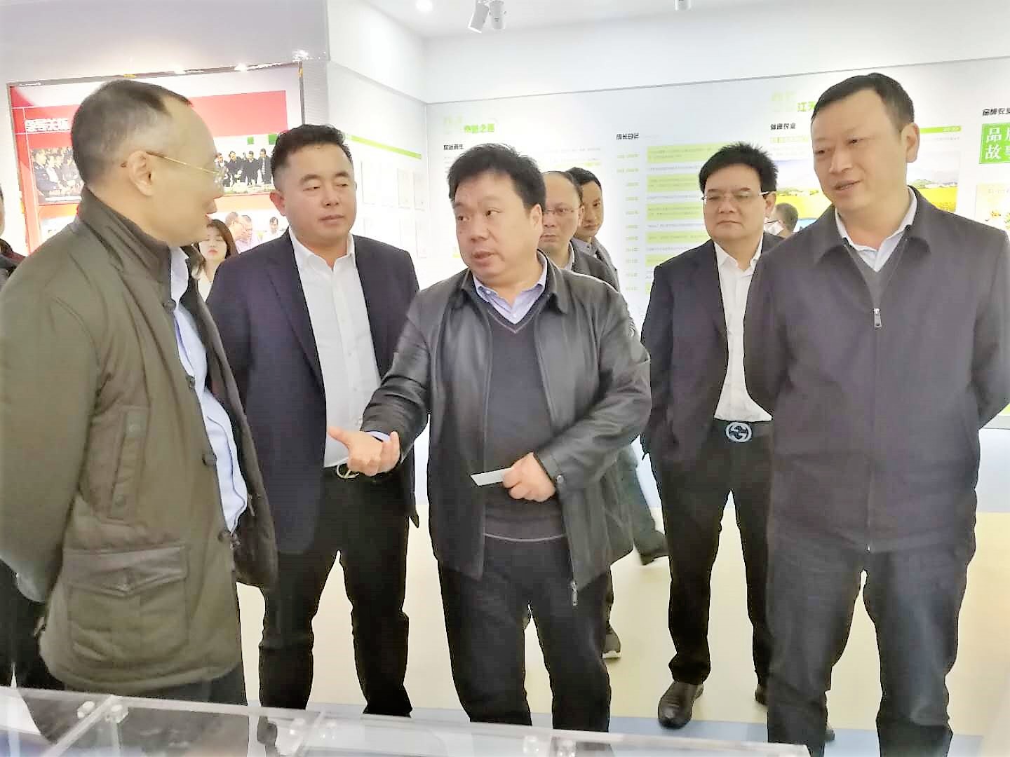 张总代表公司给江西省农业厅厅长做汇报 (3).jpg